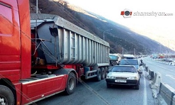 Многокилометровые пробки в Верхнем Ларсе: армянские водители оказались в «заложниках»