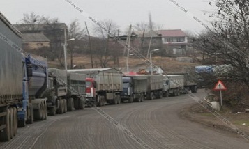 Более 300 грузовиков застряли на дороге Тбилиси-Гудаури